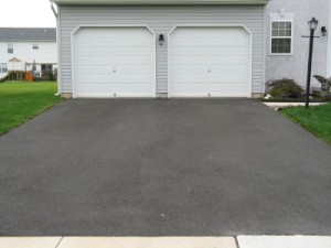 4 Tips For Sealcoating Your Asphalt Driveway